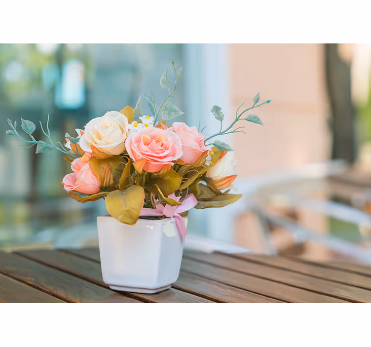 Estor enrollable salón rosas sobre la mesa - TenVinilo