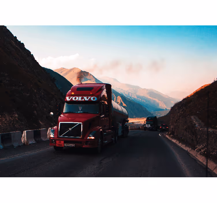 Fotomural vehículo camión rojo en la carretera - TenVinilo