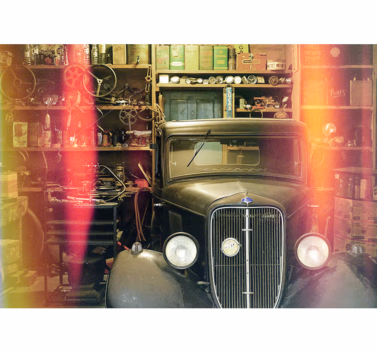 Fotomural vehículo exposición de automóviles clásicos - TenVinilo