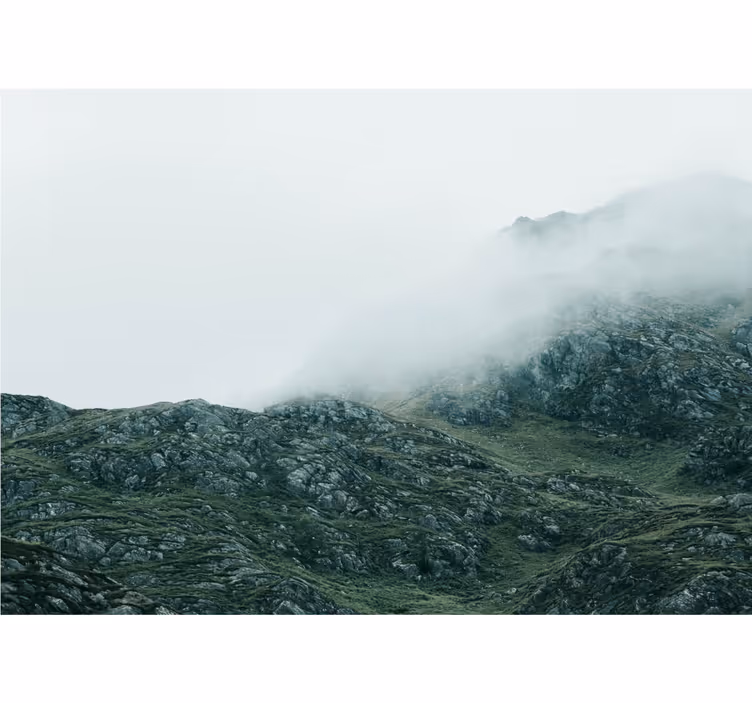 Fotomural montañas vistas en una densa niebla - TenVinilo