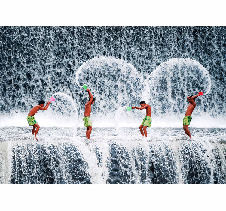 Fotomural gente salpicadura de agua divertida - TenVinilo