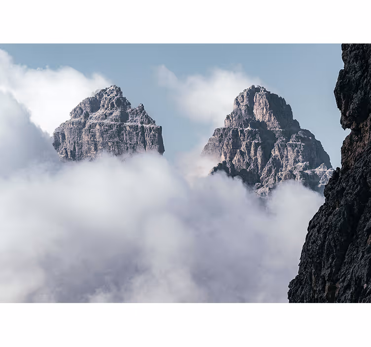 Fotomural montañas picos majestuosos sobre nubes - TenVinilo
