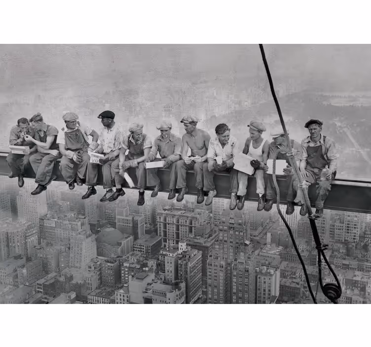 Fotomural retro Hombres en la cima del rascacielos - TenVinilo
