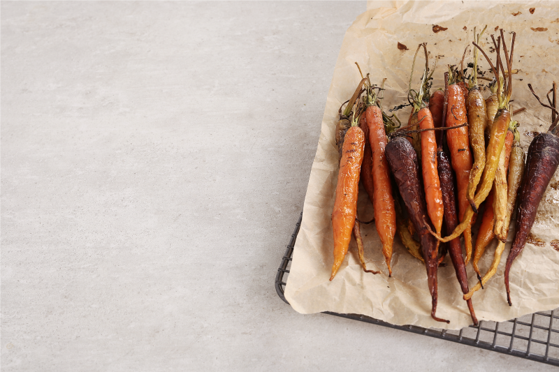 Mantel individual restaurante zanahorias coloridas asadas - TenVinilo