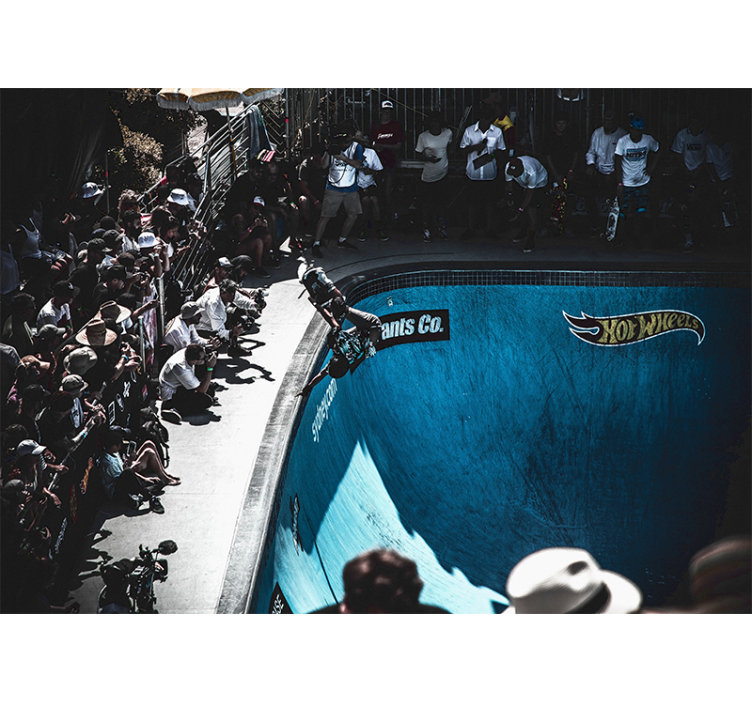 Fotomural vehículo patinador realizando un truco - TenVinilo