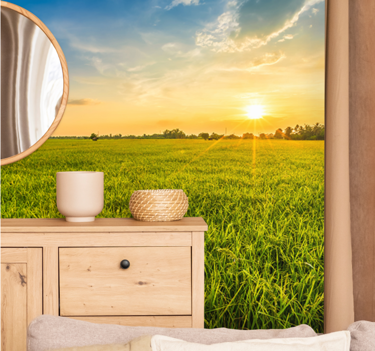 Papel pintado paisaje atardecer sobre campos verdes - TenVinilo