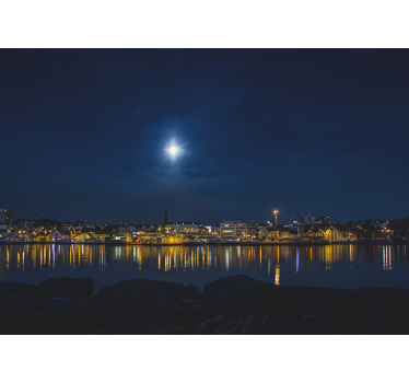 Fotomural ciudad reflejos urbanos iluminados por la luna - TenVinilo