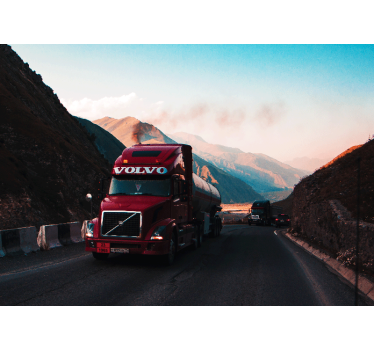 Fotomural vehículo camión rojo en la carretera - TenVinilo