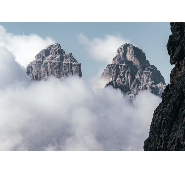 Fotomural montañas picos majestuosos sobre nubes - TenVinilo