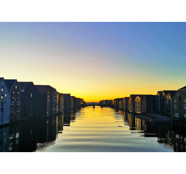 Fotomural ciudad reflejo del atardecer en el canal - TenVinilo