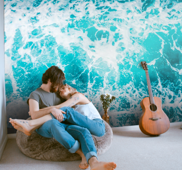 Fotomural mar pareja abrazando olas - TenVinilo