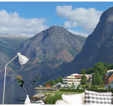 Papel pintado paisaje casas con vista a la montaña - TenVinilo