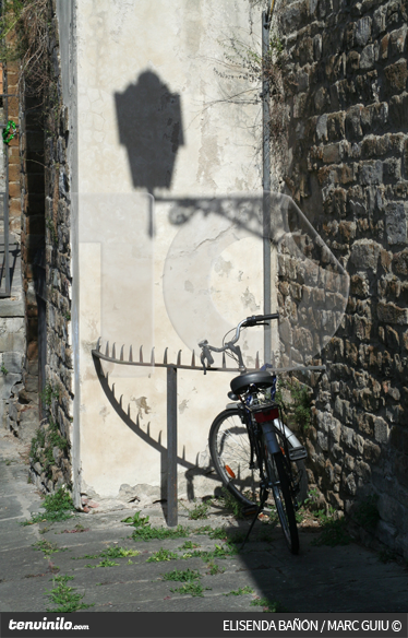 Poster paisaje sombra farola y bicicleta - TenVinilo