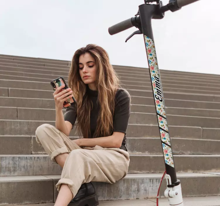 Adhesivo patinete con flores con nombre - TenVinilo