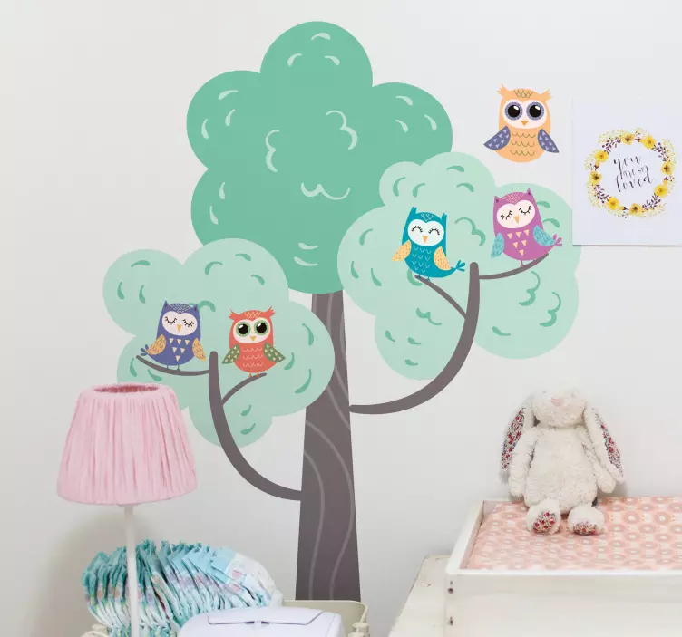 Vinilo infantil Árbol de búhos coloridos - TenVinilo