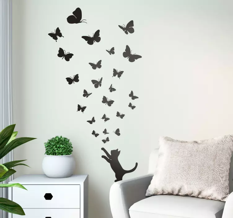 Vinilo gato jugando con mariposas - TenVinilo