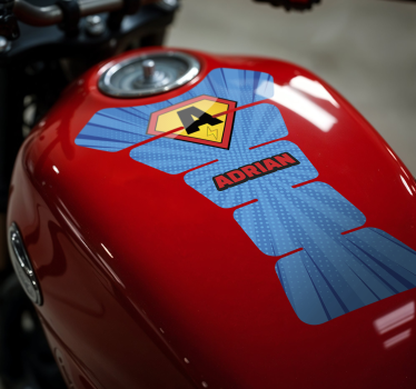 Pegatina moto inicial de superhéroe personalizada - TenVinilo