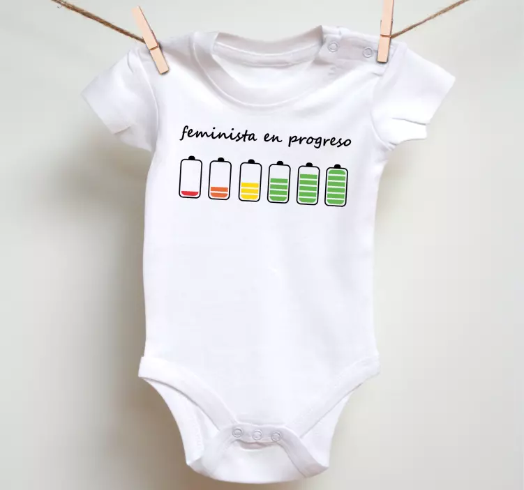 Camiseta bebé Feminista en progreso - TenVinilo