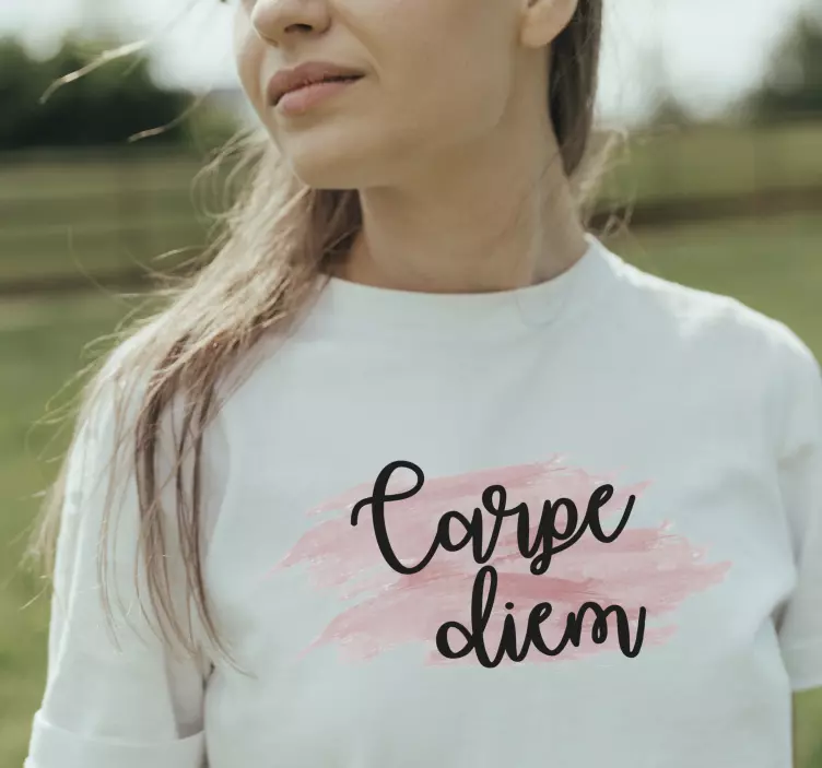 Camiseta carme diem con acuarela rosa - TenVinilo