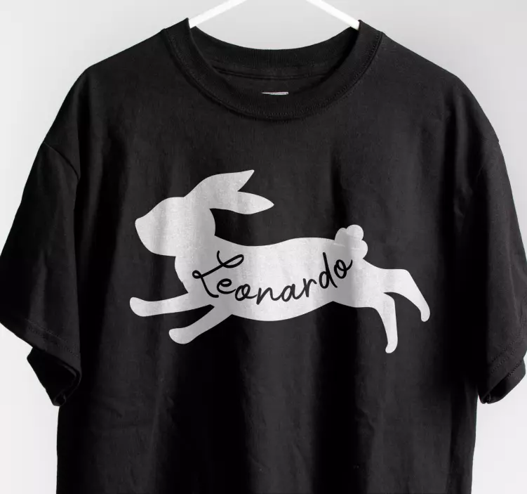 Camiseta conejito corriendo con nombre - TenVinilo