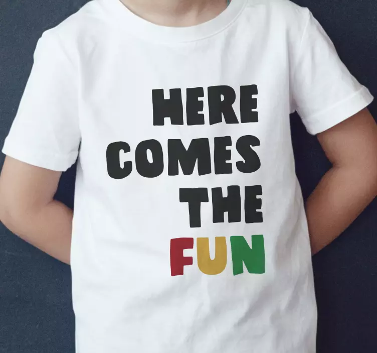 Camiseta infantil aquí viene la diversión - TenVinilo
