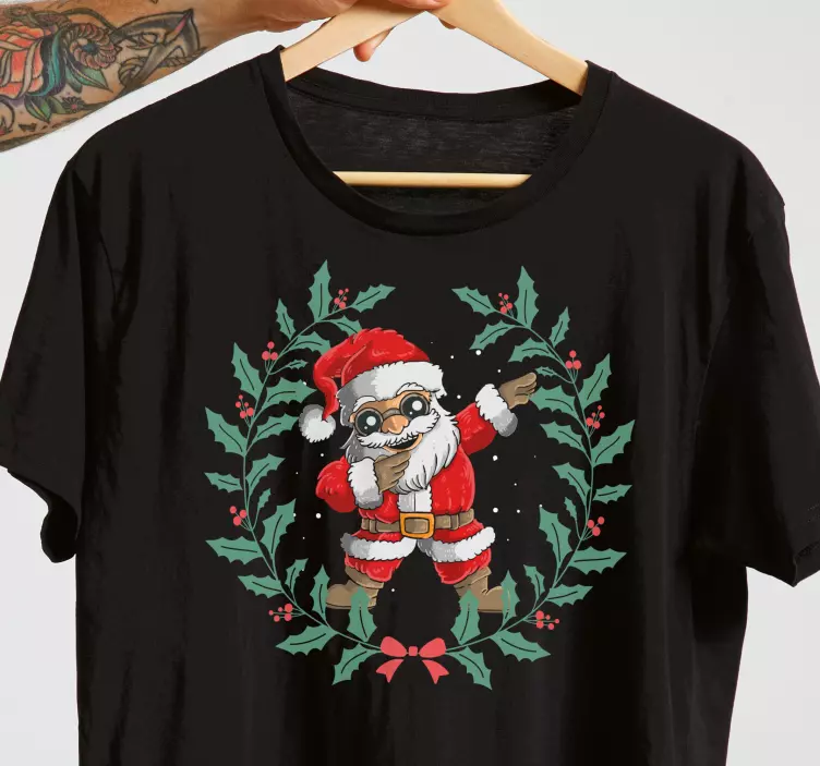 Camiseta navideña papá noel en ambiente festivo - TenVinilo