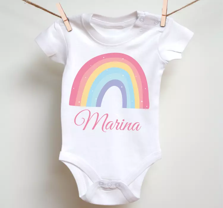 Camiseta infantil Lindo arcoiris y nubes en colores pastel - TenVinilo