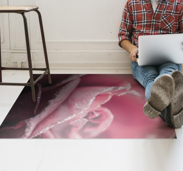 Alfombra vinílica flores pétalos de rosa cubiertos de rocío - TenVinilo