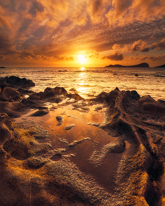 Alfombra vinilo baño paisaje de atardecer nublado - TenVinilo